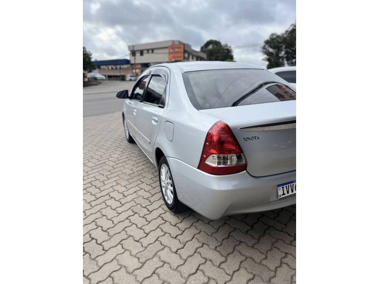 TOYOTA - ETIOS - 2014/2014 - Prata - R$ 45.900,00