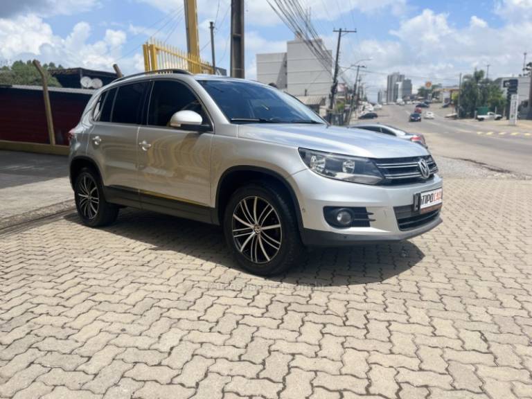 VOLKSWAGEN - TIGUAN - 2011/2012 - Prata - R$ 53.900,00