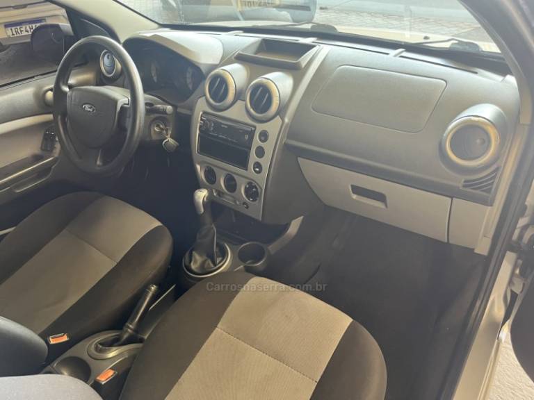 FORD - FIESTA - 2008/2009 - Prata - R$ 27.900,00