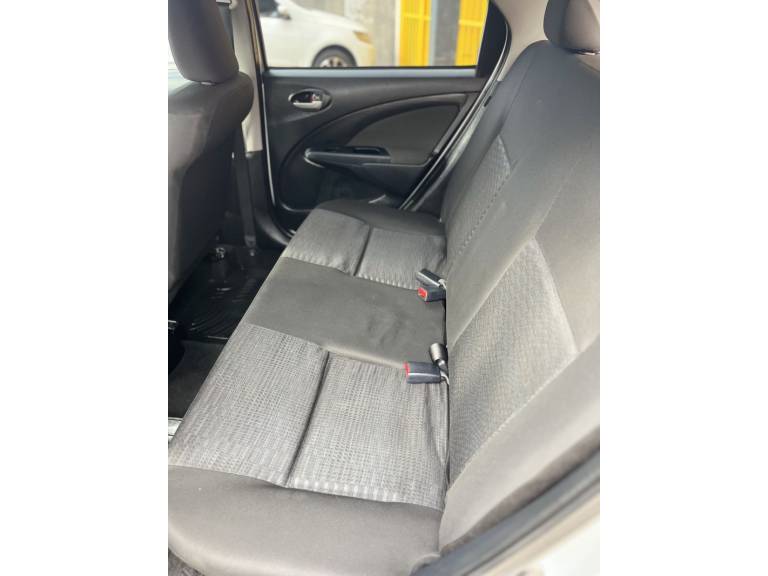 TOYOTA - ETIOS - 2014/2014 - Prata - R$ 45.900,00
