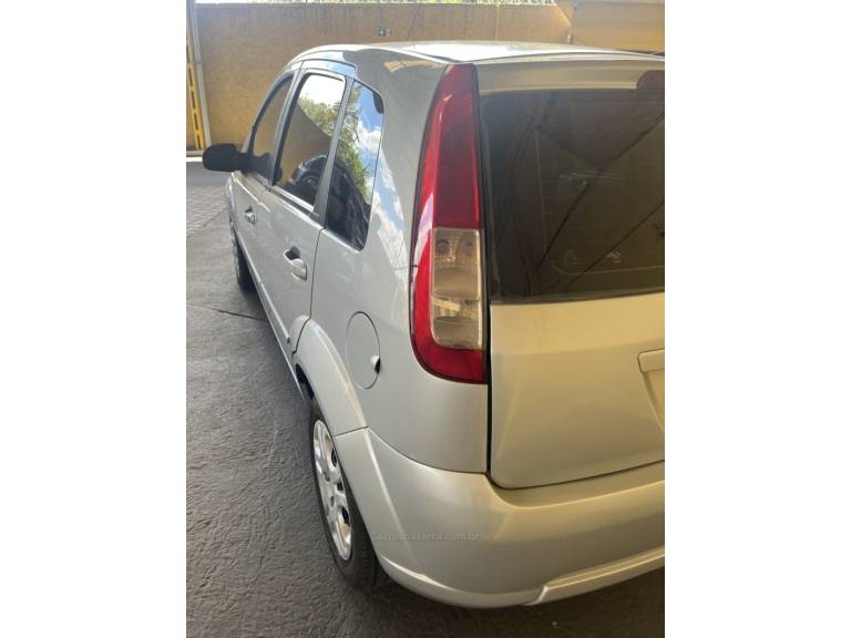 FORD - FIESTA - 2008/2009 - Prata - R$ 27.900,00