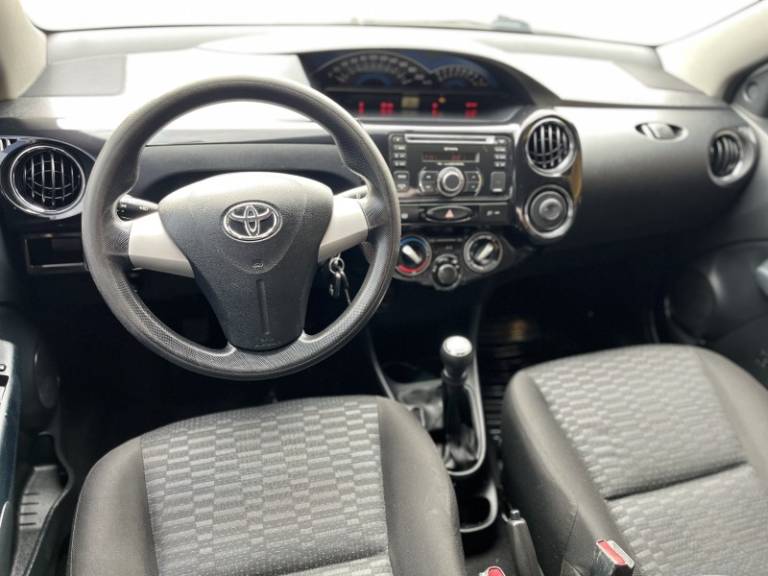 TOYOTA - ETIOS - 2014/2014 - Prata - R$ 45.900,00