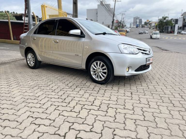 TOYOTA - ETIOS - 2014/2014 - Prata - R$ 45.900,00