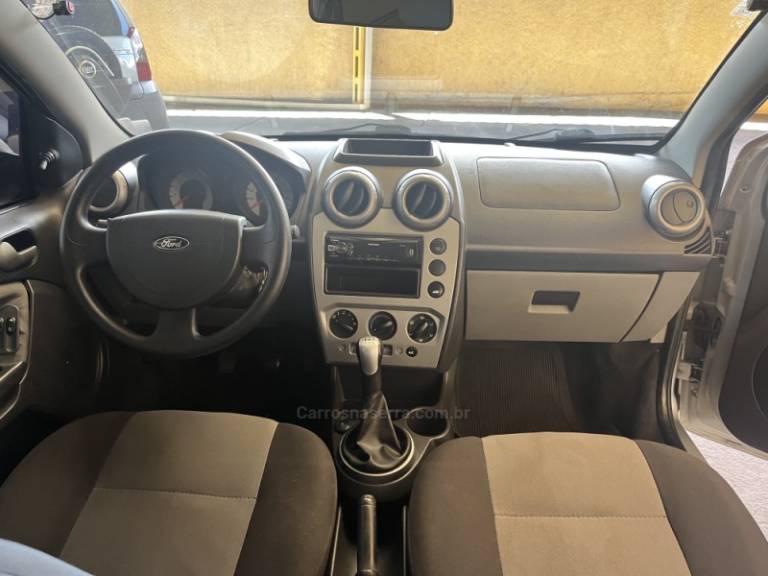 FORD - FIESTA - 2008/2009 - Prata - R$ 27.900,00