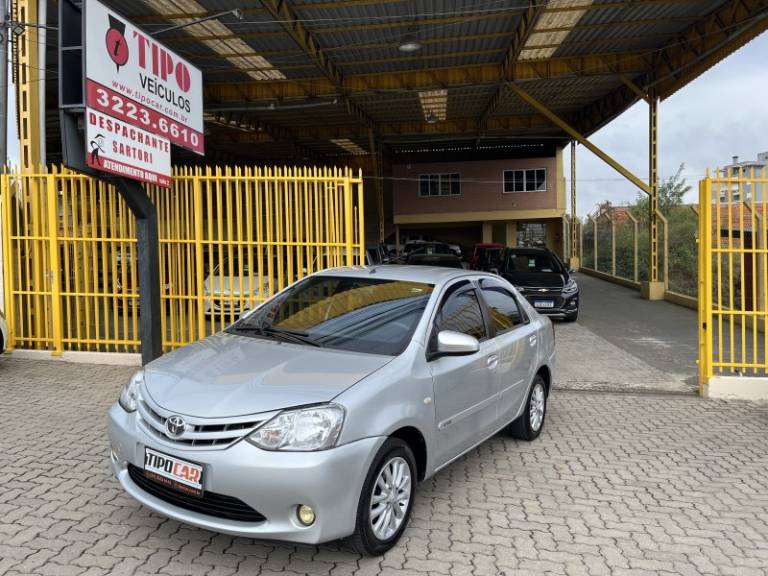 TOYOTA - ETIOS - 2014/2014 - Prata - R$ 45.900,00