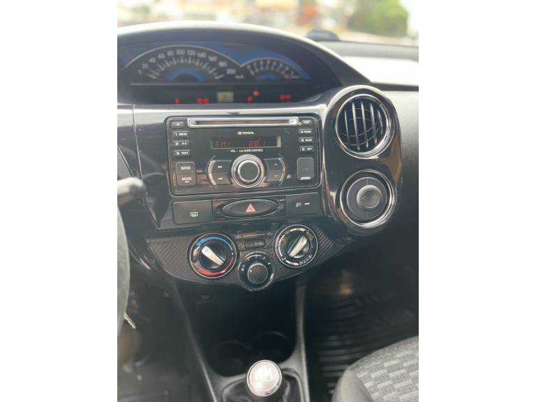 TOYOTA - ETIOS - 2014/2014 - Prata - R$ 45.900,00