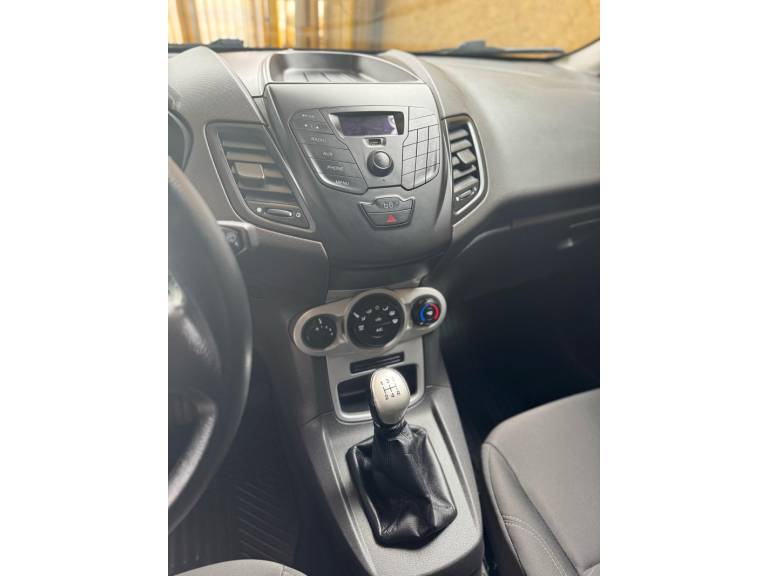 FORD - FIESTA - 2017/2017 - Vermelha - R$ 53.900,00