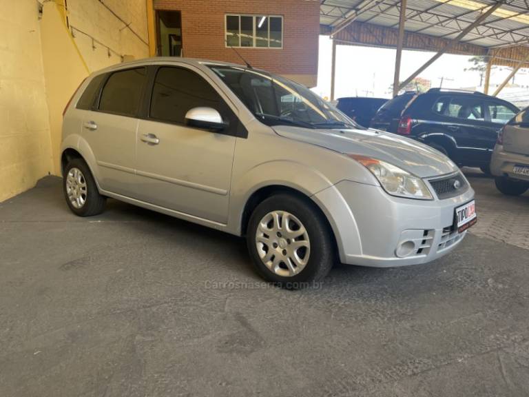 FORD - FIESTA - 2008/2009 - Prata - R$ 27.900,00