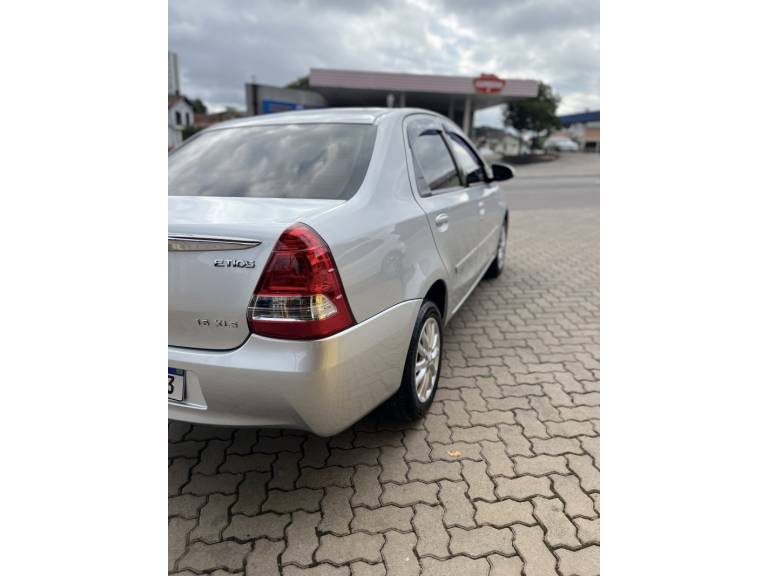 TOYOTA - ETIOS - 2014/2014 - Prata - R$ 45.900,00