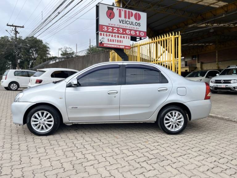 TOYOTA - ETIOS - 2014/2014 - Prata - R$ 45.900,00