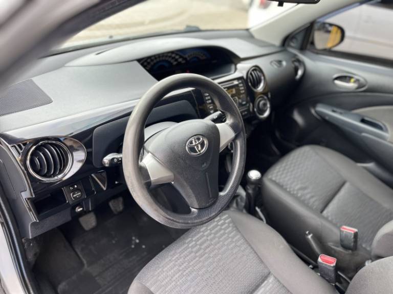 TOYOTA - ETIOS - 2014/2014 - Prata - R$ 45.900,00